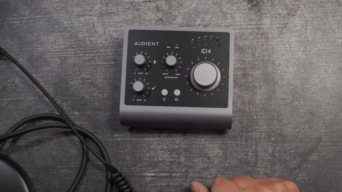 Audient iD4 MKII von oben auf dem Tisch