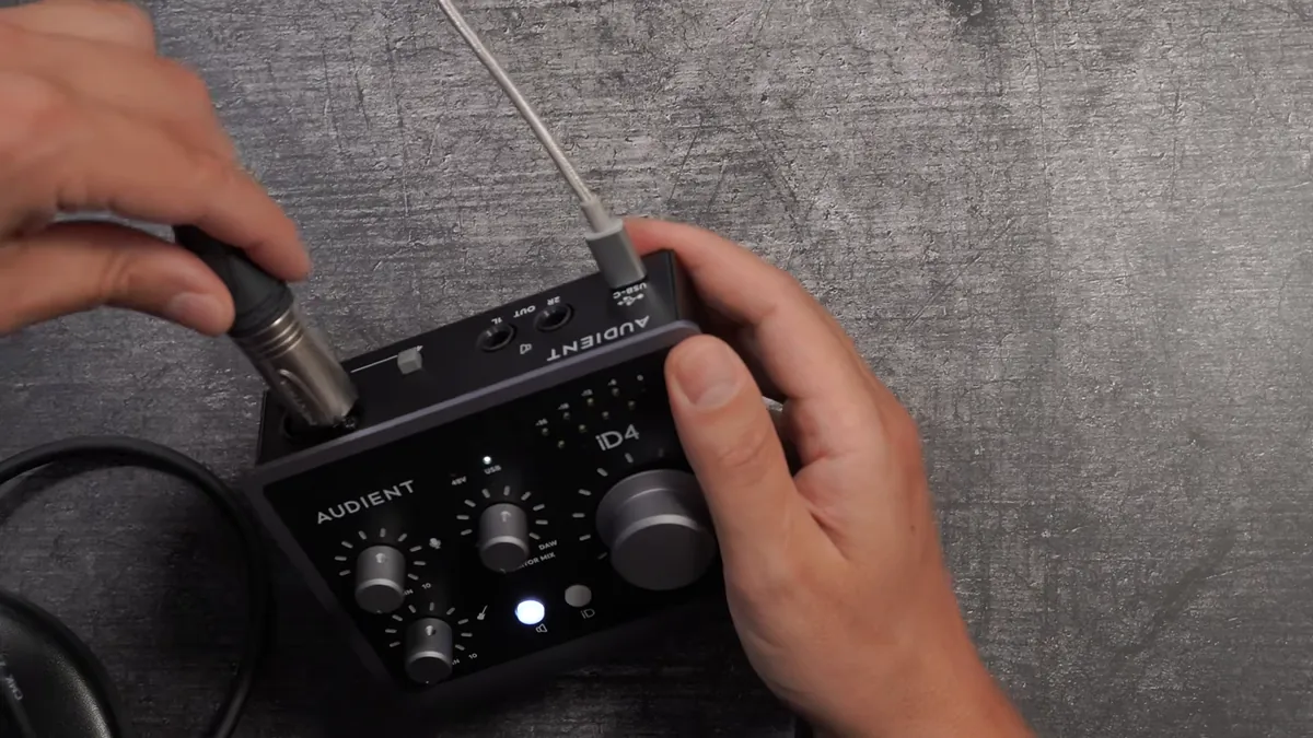 Audient iD4 MKII mit angeschlossenen Kabeln