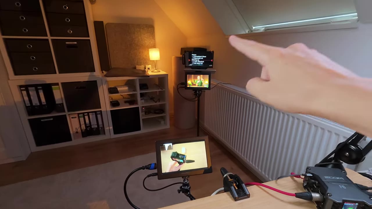 Kamera-Setup mit iPad-Teleprompter und Monitoren im Studio