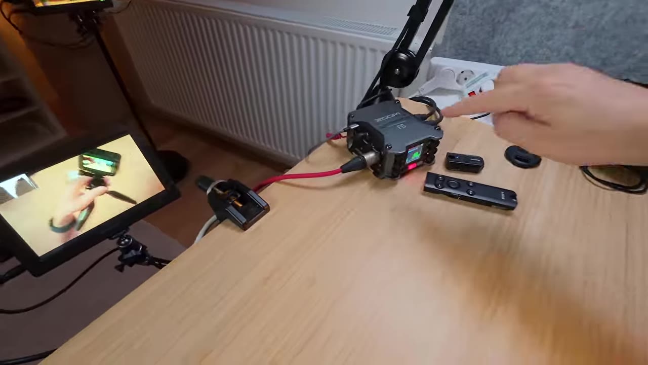 Zoom F6 Recorder am Tisch mit Kabelverbindung zur Kamera