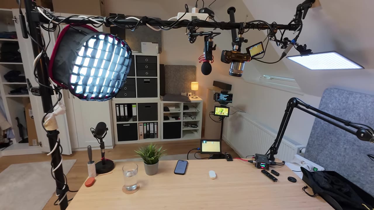Softbox mit Grid und Lichtaufbau an der Dachschräge