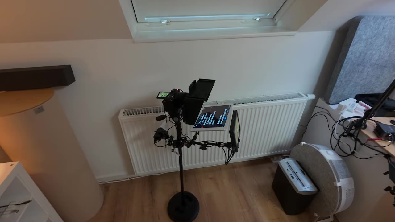 Kamera mit Teleprompter auf einem Notenständer im Studio