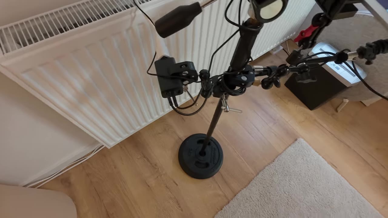 Stativfuß mit Gewicht und Klemmen am Kamera-Setup