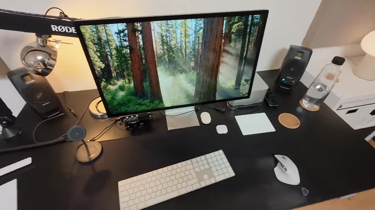 Schreibtisch mit Studio Display, Mikrofonarm und ADAM D3V
