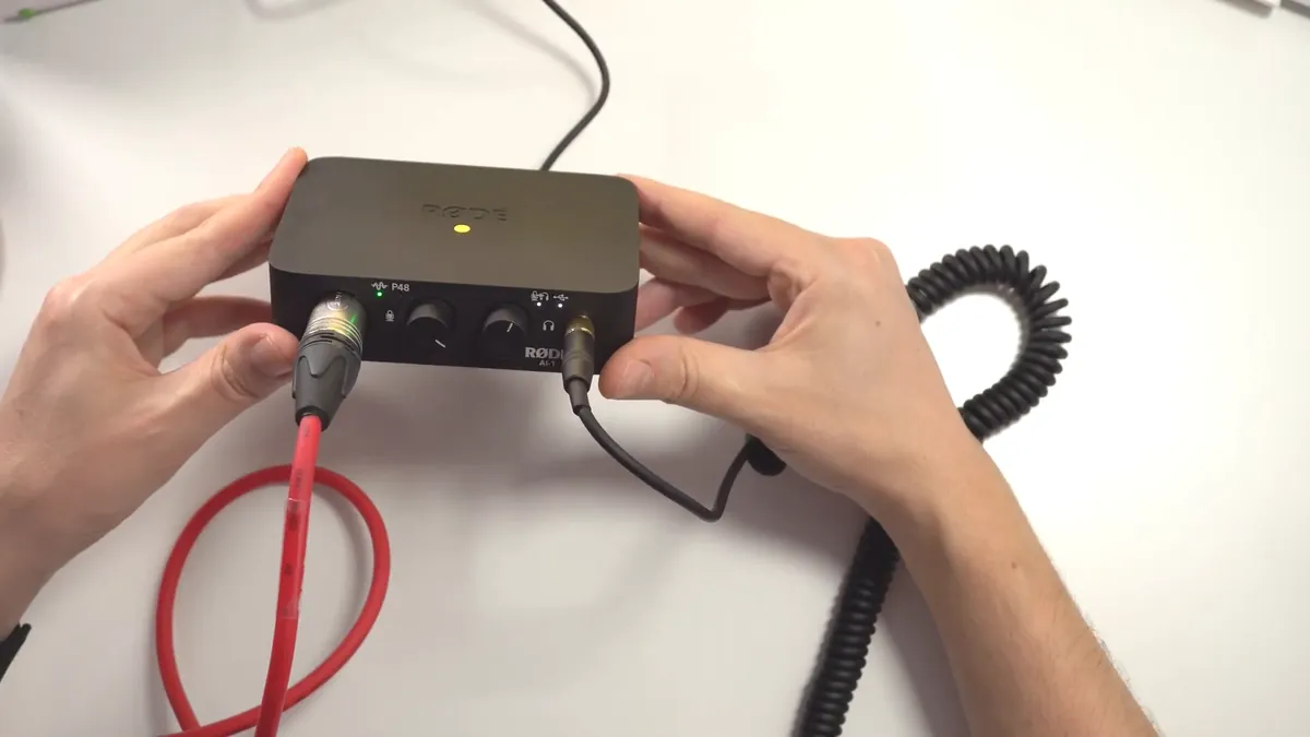 Rode AI-1 von vorn mit angeschlossenem XLR-Kabel