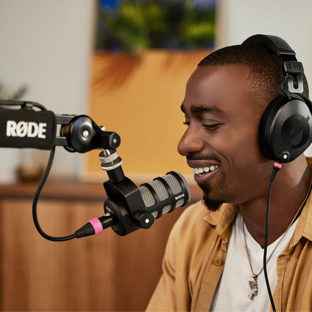 Podcaster spricht in das PodMic
