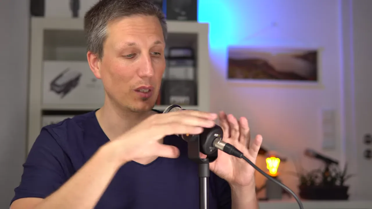 Røde PodMic in der Hand