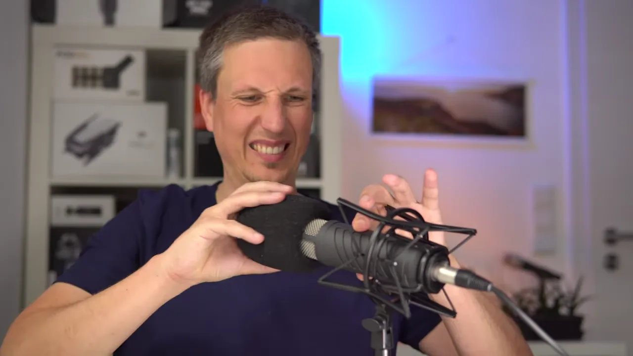 Røde Procaster in der Hand