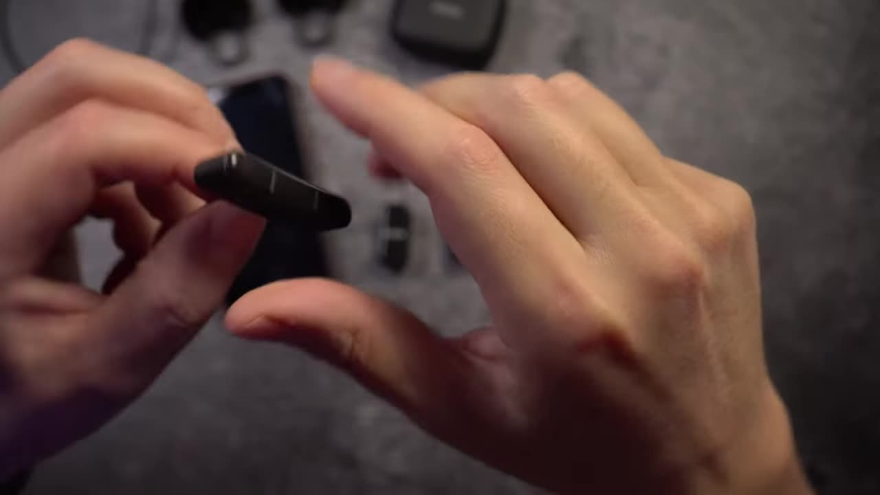 Sender des Rode Wireless Micro in der Hand