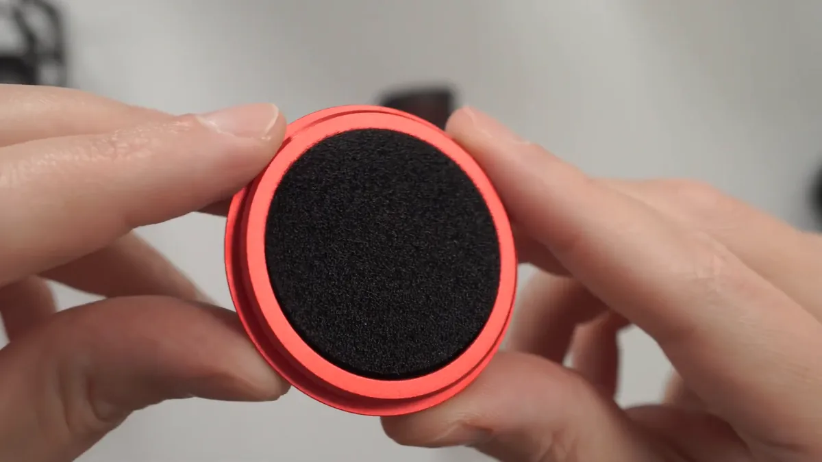 Roter Windschutz des Rode XDM-100 in der Hand