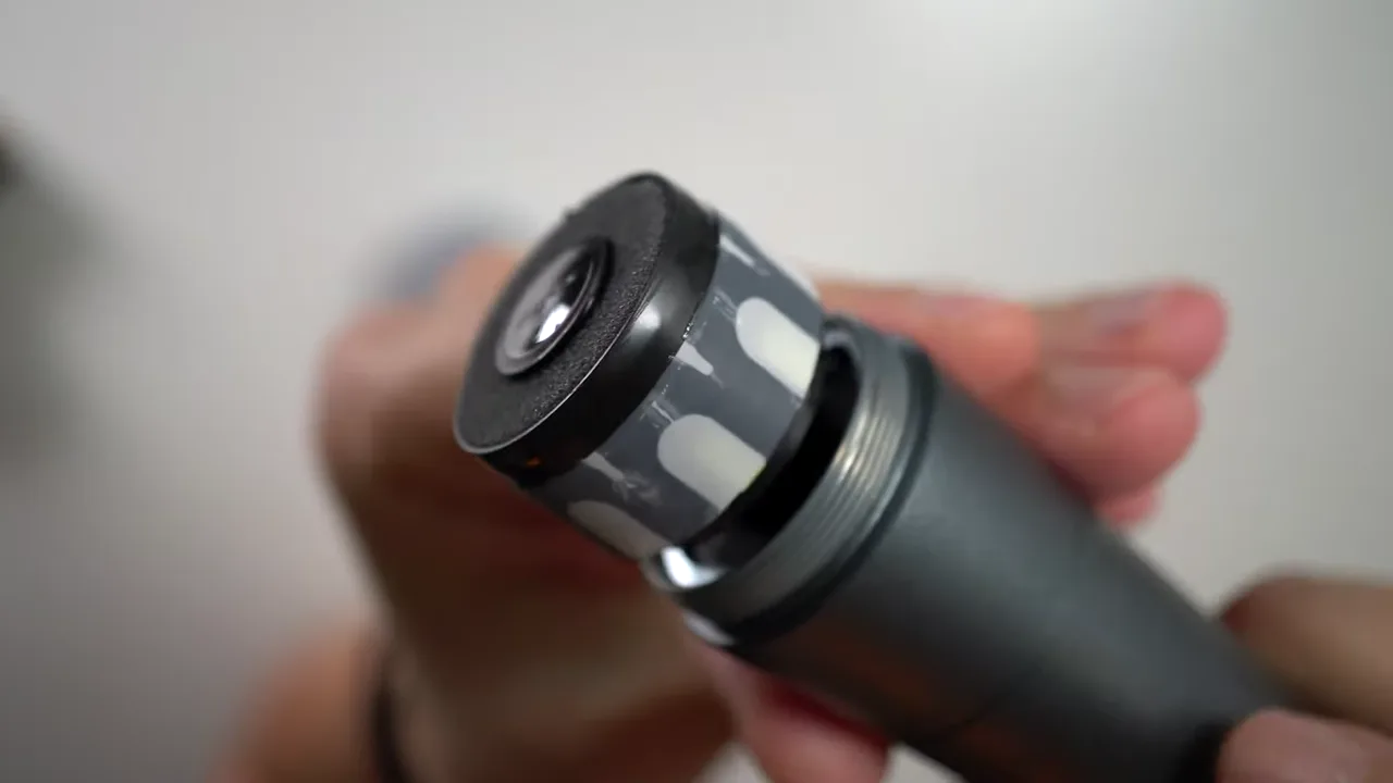 Shure Beta 58A mit abgeschraubtem Korb und Kapsel