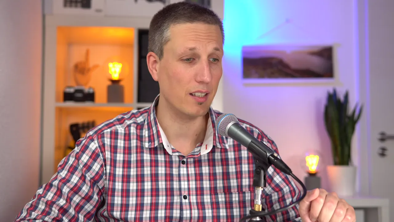 Shure Beta 58A seitlich am Tischstativ, das Gesicht bleibt im Bild frei