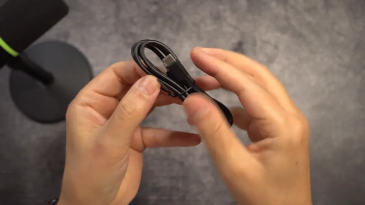 USB-C-Kabel des Shure MV6 in der Hand