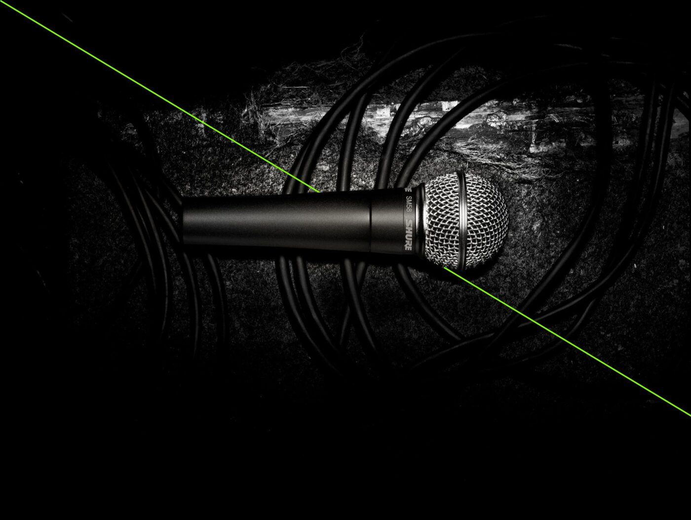 Shure SM58 vor dunklem Hintergrund