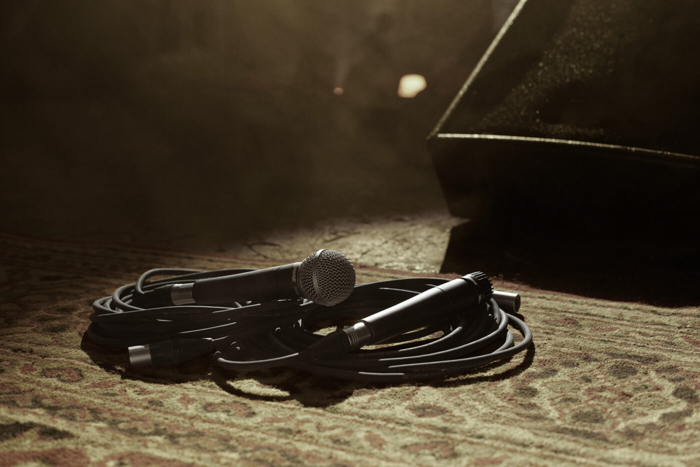 Shure SM58 mit aufgerolltem Mikrofonkabel