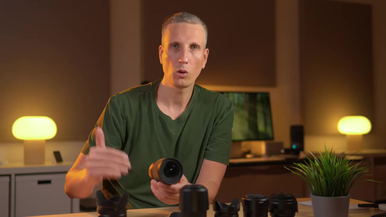 Sigma 16mm F1.4 in der Hand vor mehreren E-Mount-Objektiven