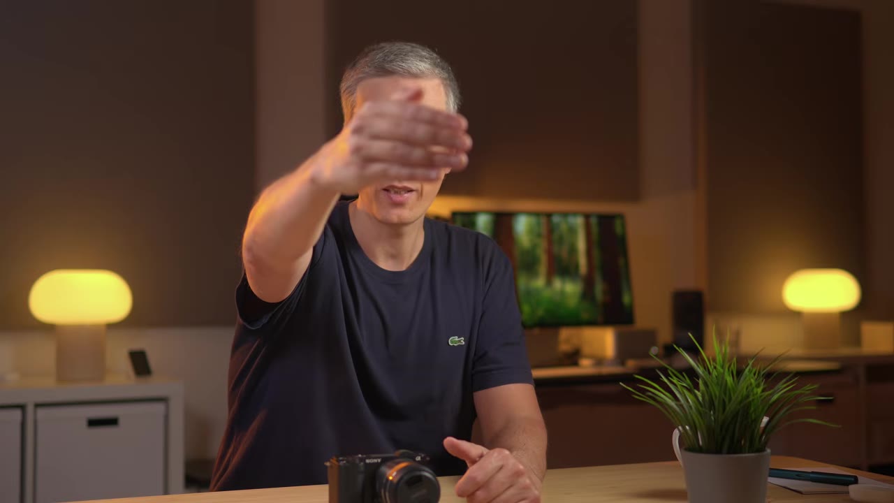 Demonstration des Autofokus der Sony ZV-E10 II mit der Hand vor der Kamera