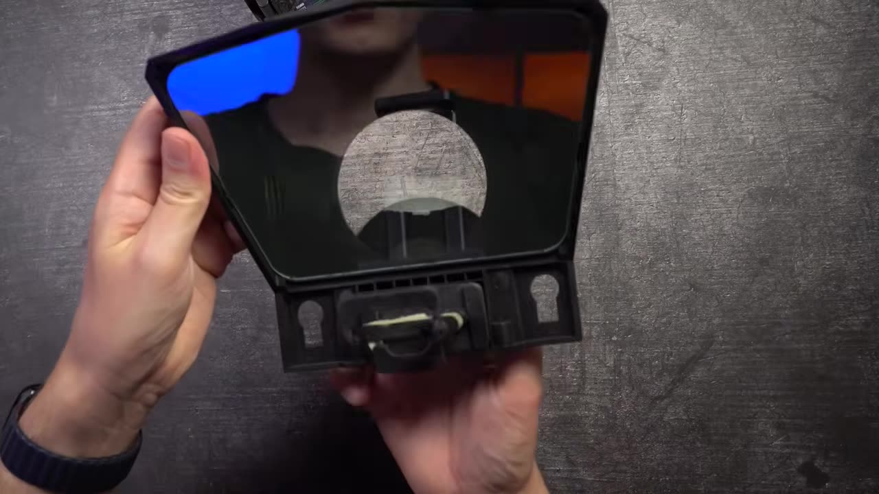 Teleprompter-Glas mit Objektivaufsatz in der Hand