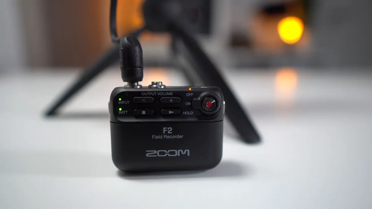Zoom F2 vor dem Stativ auf dem Tisch