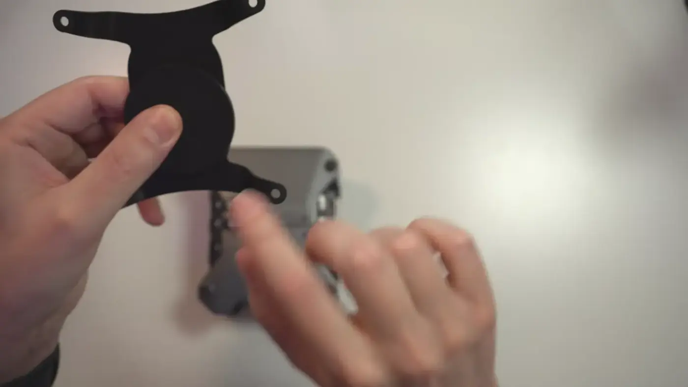 Schwarze Halteplatte vor dem Zoom F6 in der Hand