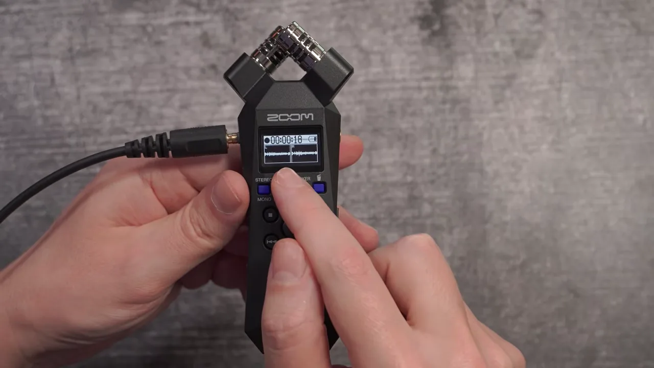 Zoom H1essential mit USB-Kabel