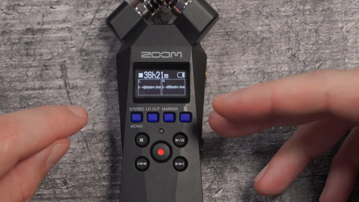 Zoom H1essential von vorn mit Display