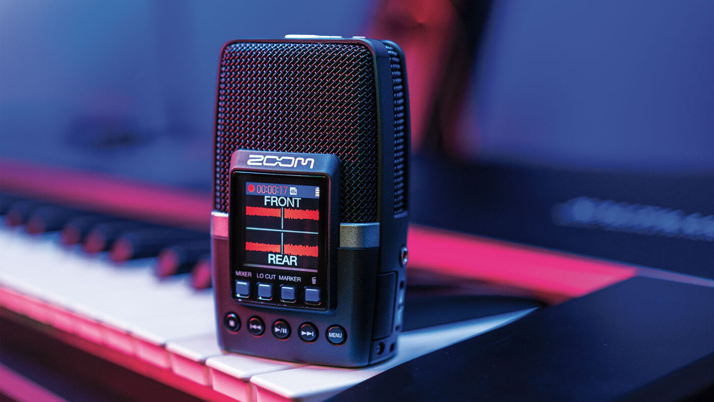 H2essential auf dem Klavier