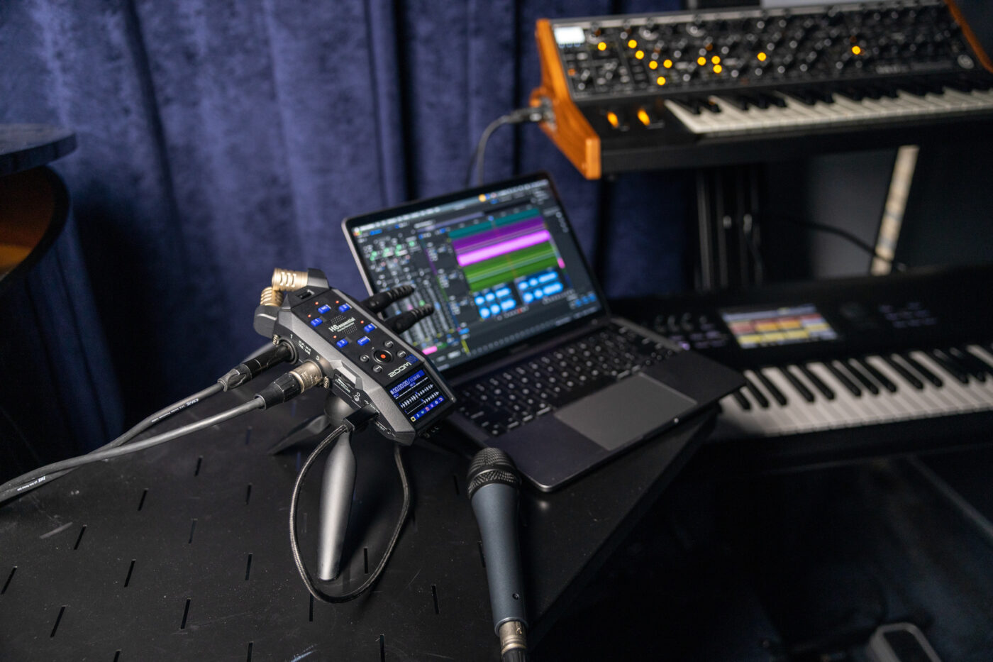 H6essential im Studio neben einem Synthesizer