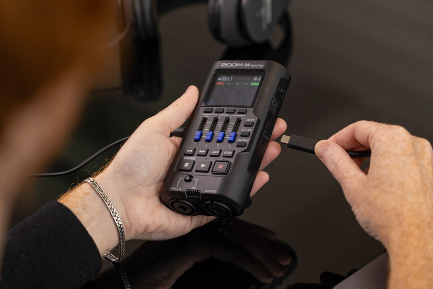 Bedienung des R4 in der Hand