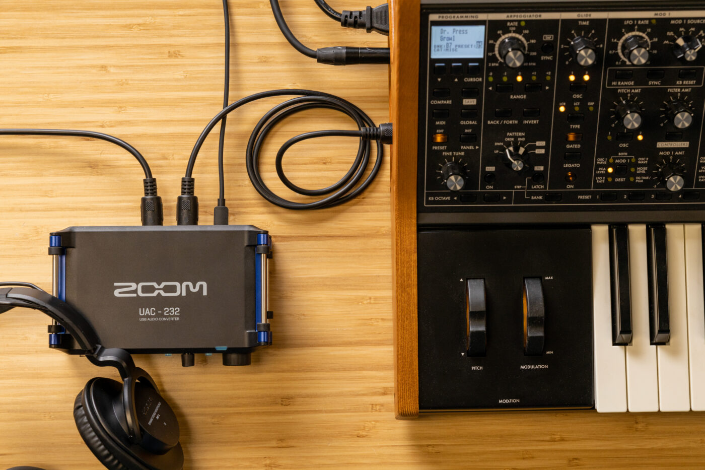 UAC-232 auf dem Schreibtisch neben einem Synthesizer