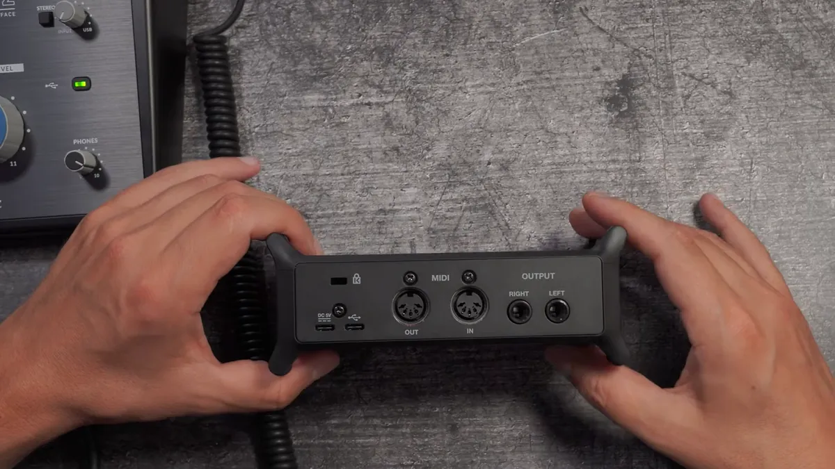 Anschlüsse des Zoom UAC-232 in den Händen