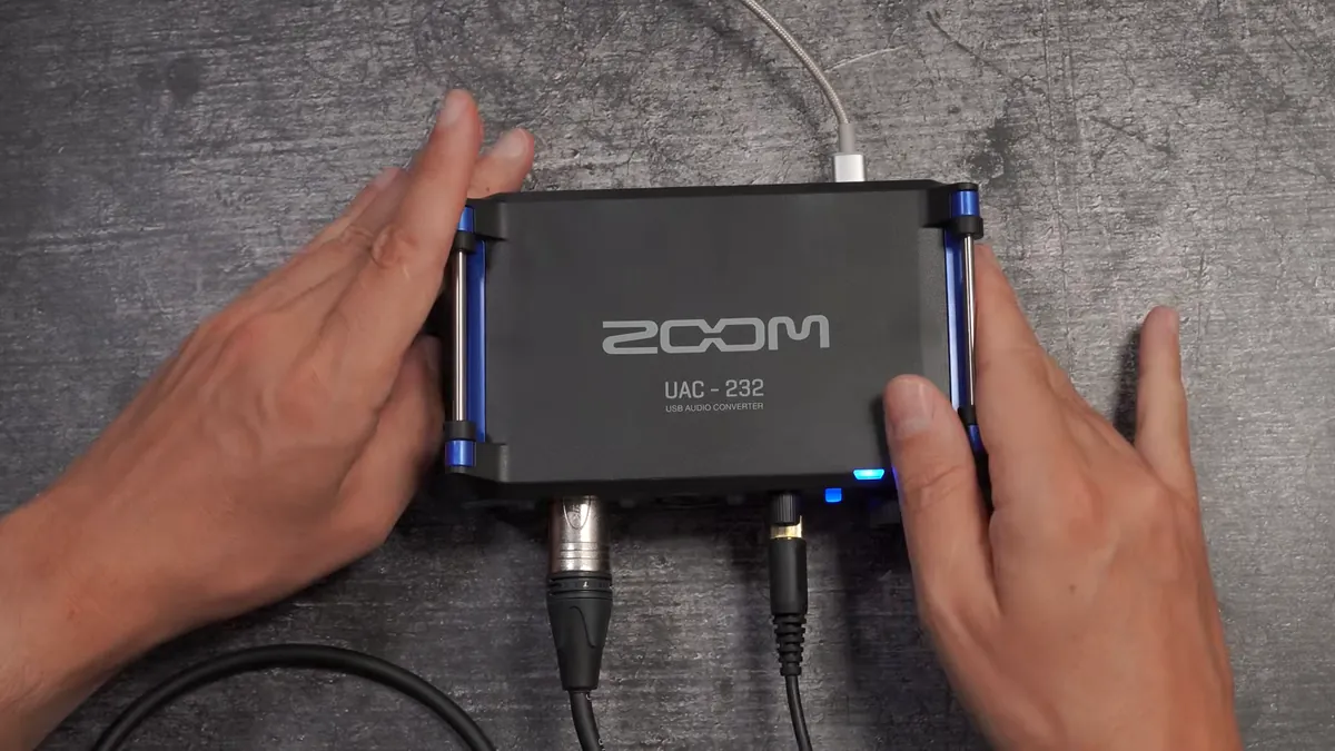 Zoom UAC-232 von oben mit angeschlossenen Kabeln